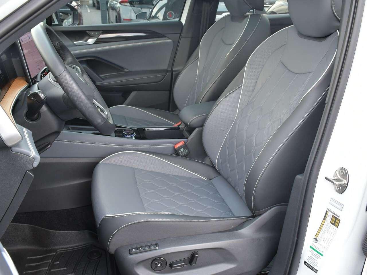 2025 Volkswagen Tiguan R-LINE,  FULLY LOADED, LIKE NEW Photo