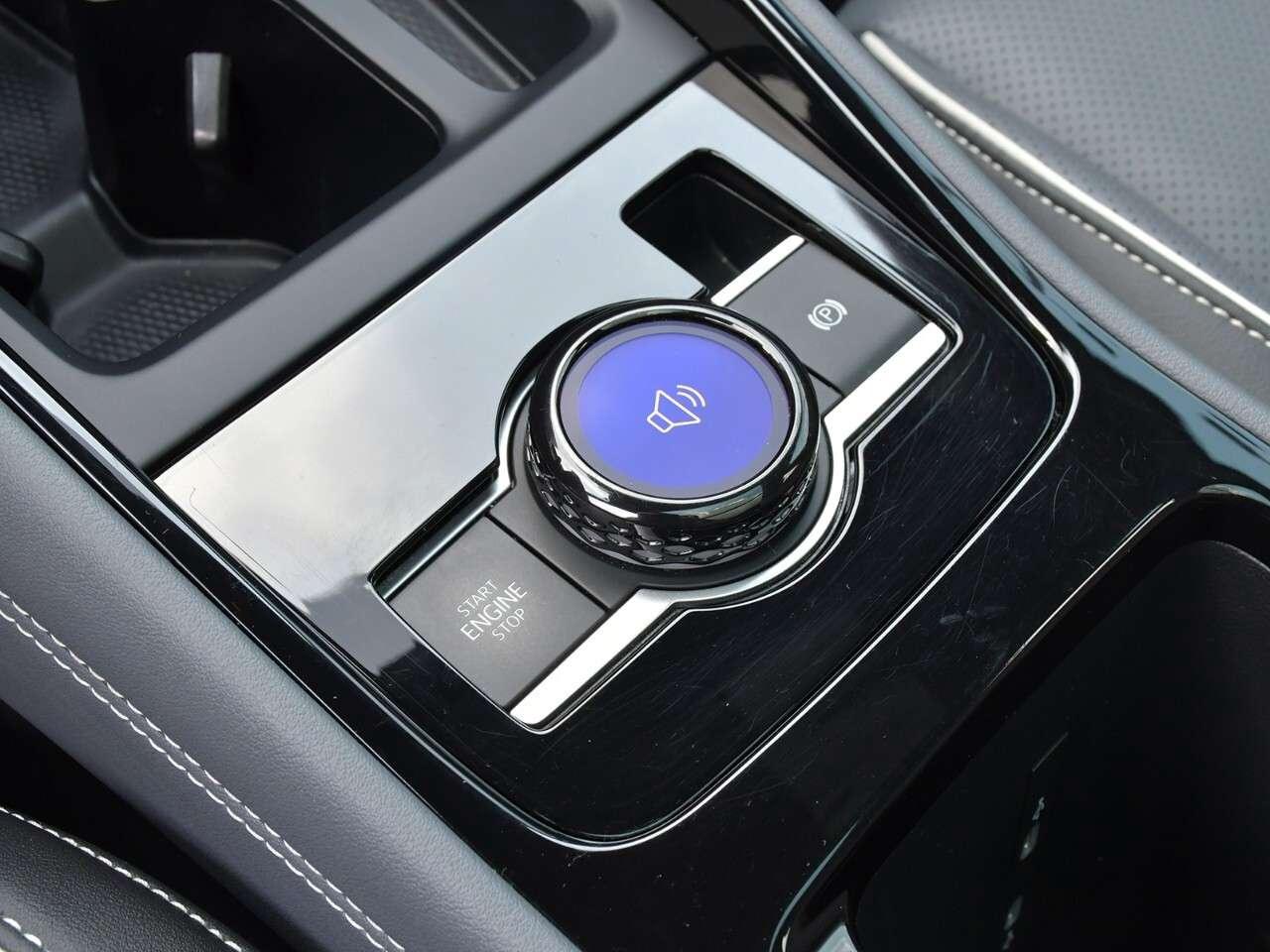 2025 Volkswagen Tiguan R-LINE,  FULLY LOADED, LIKE NEW Photo