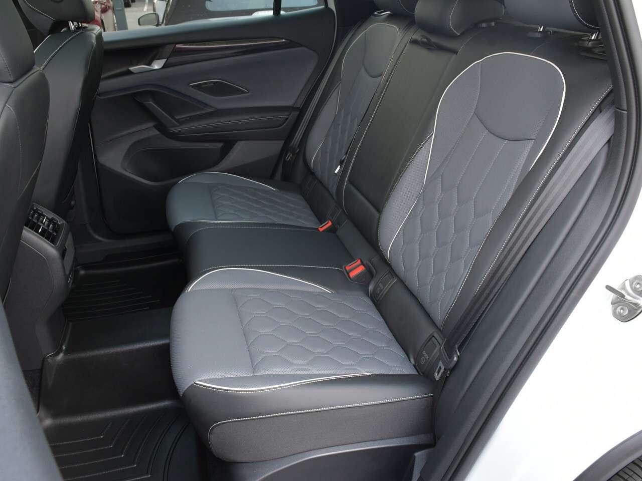 2025 Volkswagen Tiguan R-LINE,  FULLY LOADED, LIKE NEW Photo