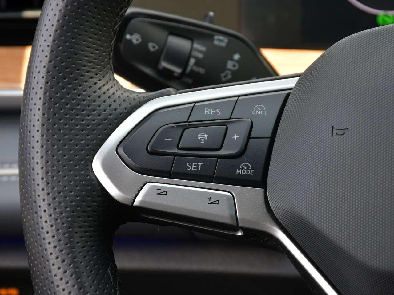 2025 Volkswagen Tiguan R-LINE,  FULLY LOADED, LIKE NEW Photo