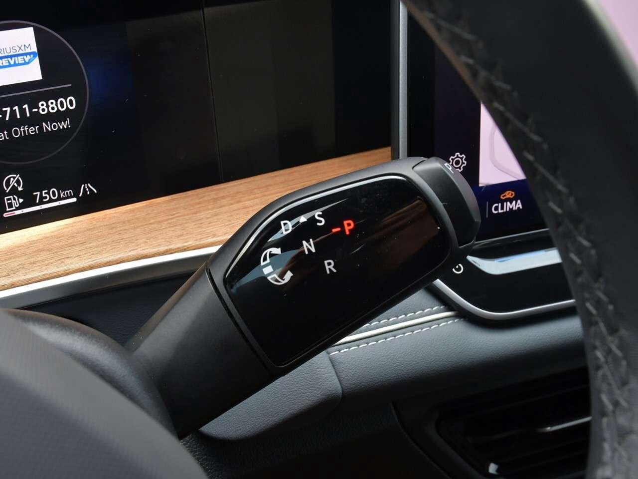 2025 Volkswagen Tiguan R-LINE,  FULLY LOADED, LIKE NEW Photo