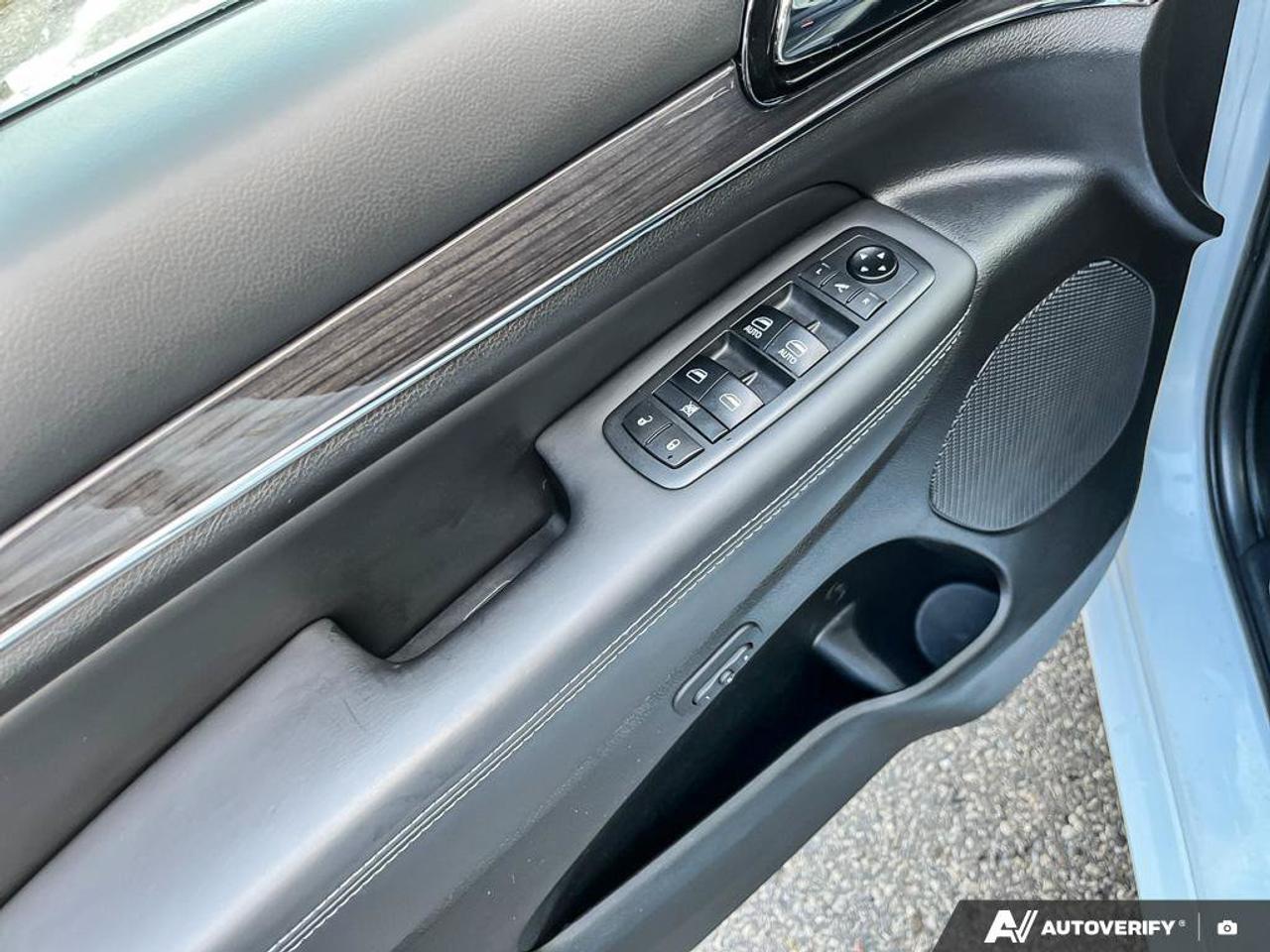 2019 Jeep Grand Cherokee Overland | Navigation | Leather | Sunroof | Blind-Spot | Remote Start | CarPlay | Android Auto Photo