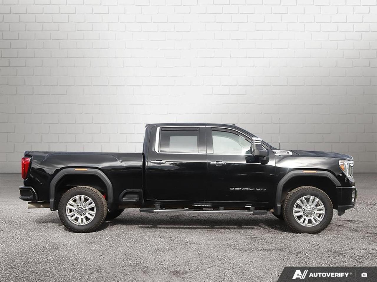 2022 GMC SIERRA 2500HD 4WD Crew Cab Standard Box Denali Photo