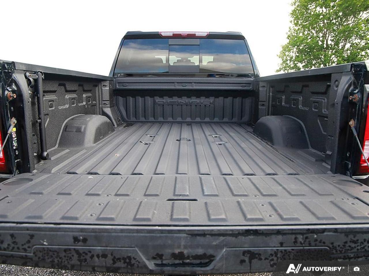2022 GMC SIERRA 2500HD 4WD Crew Cab Standard Box Denali Photo