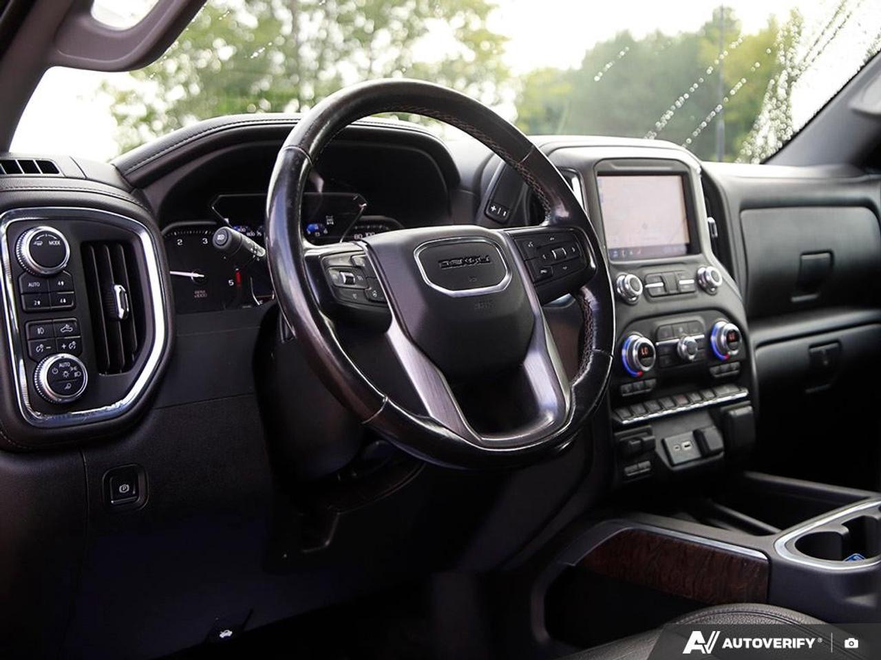2022 GMC SIERRA 2500HD 4WD Crew Cab Standard Box Denali Photo