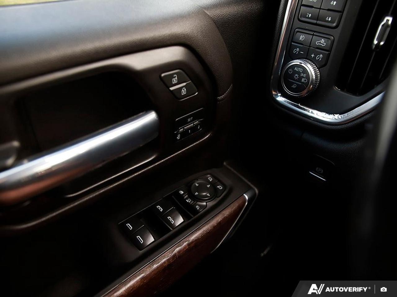 2022 GMC SIERRA 2500HD 4WD Crew Cab Standard Box Denali Photo