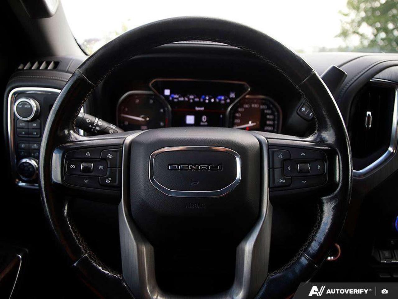 2022 GMC SIERRA 2500HD DENALI, 6.6L DIESEL V8, 4X4, ALLOYS, LEATHER, SUNROOF, MACMASTER ORIGINAL, 1-OWNER, CERTIFIED AS-TRADED! Photo