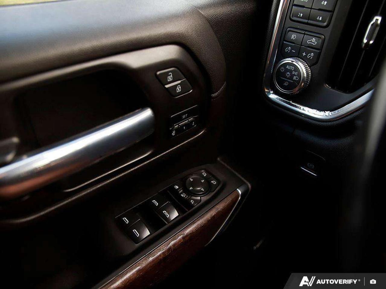 2022 GMC SIERRA 2500HD DENALI, 6.6L DIESEL V8, 4X4, ALLOYS, LEATHER, SUNROOF, MACMASTER ORIGINAL, 1-OWNER, CERTIFIED AS-TRADED! Photo