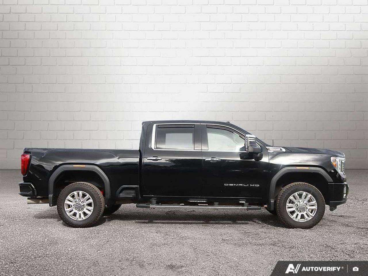 2022 GMC SIERRA 2500HD DENALI, 6.6L DIESEL V8, 4X4, ALLOYS, LEATHER, SUNROOF, MACMASTER ORIGINAL, 1-OWNER, CERTIFIED AS-TRADED! Photo