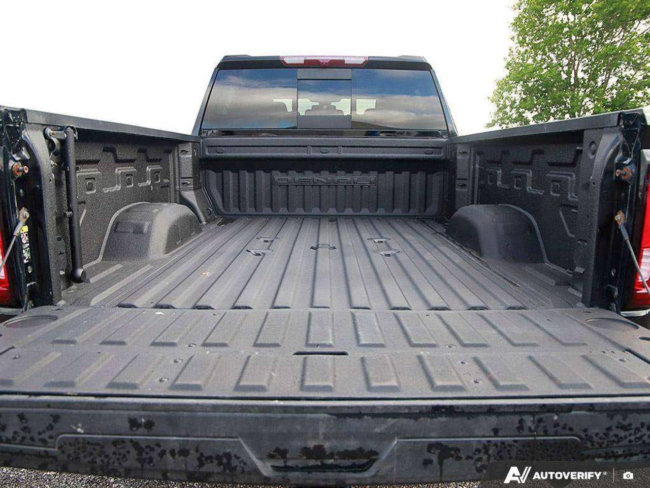 2022 GMC SIERRA 2500HD DENALI, 6.6L DIESEL V8, 4X4, ALLOYS, LEATHER, SUNROOF, MACMASTER ORIGINAL, 1-OWNER, CERTIFIED AS-TRADED! Photo