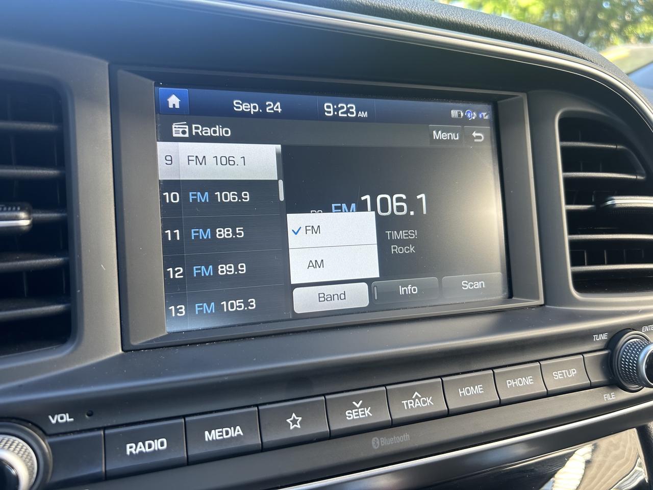 2020 Hyundai Elantra PREFERRED, HEATED SEATS, BACK UP CAM!! Photo