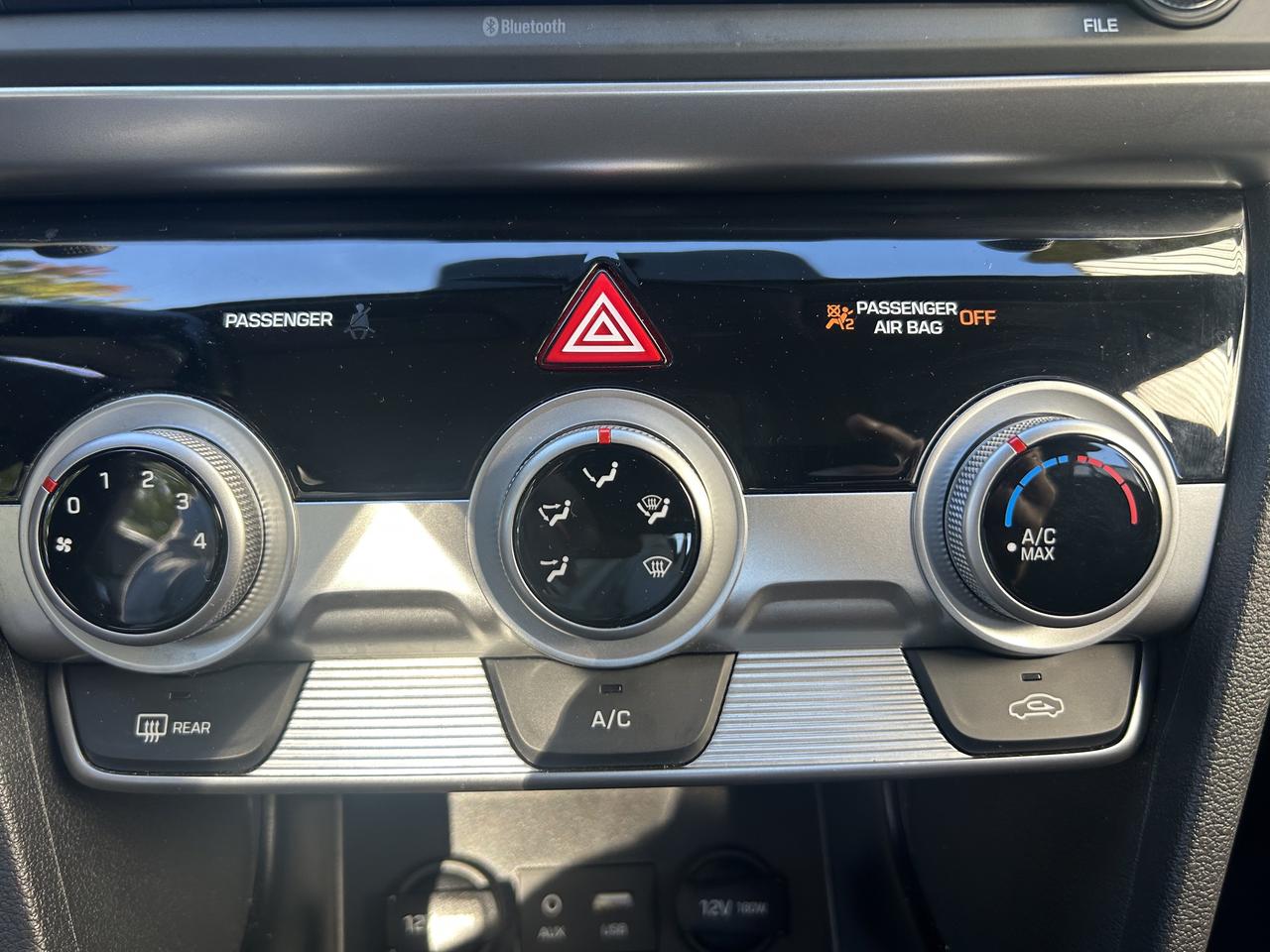 2020 Hyundai Elantra PREFERRED, HEATED SEATS, BACK UP CAM!! Photo