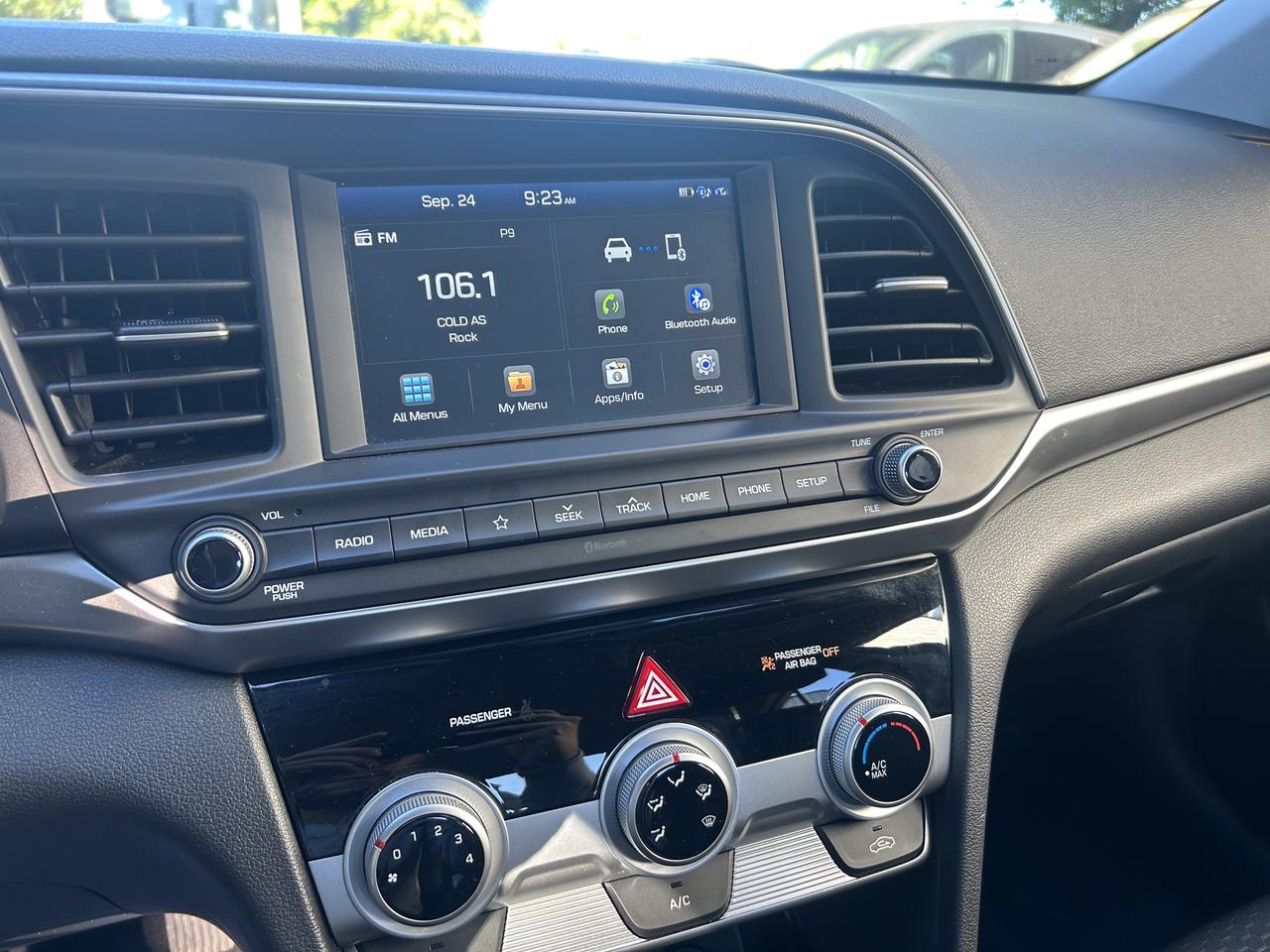 2020 Hyundai Elantra PREFERRED, HEATED SEATS, BACK UP CAM!! Photo