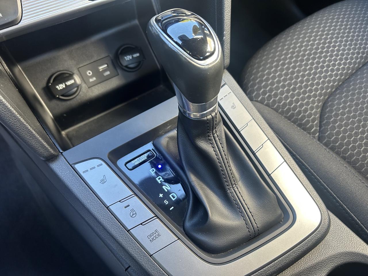 2020 Hyundai Elantra PREFERRED, HEATED SEATS, BACK UP CAM!! Photo