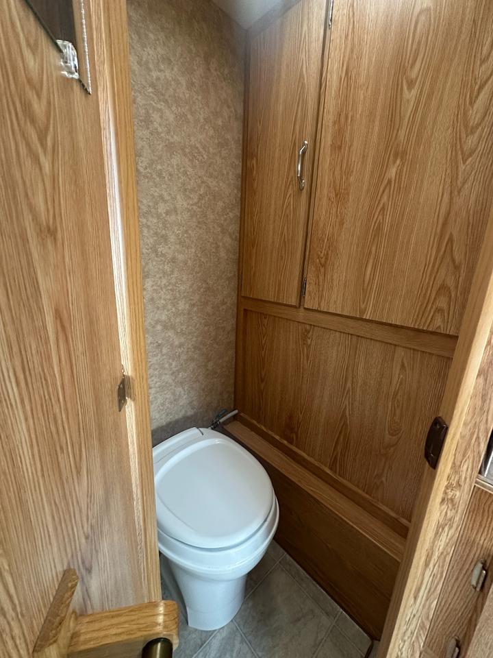 2007 Okanagan 80W TRUCK CAMPER 