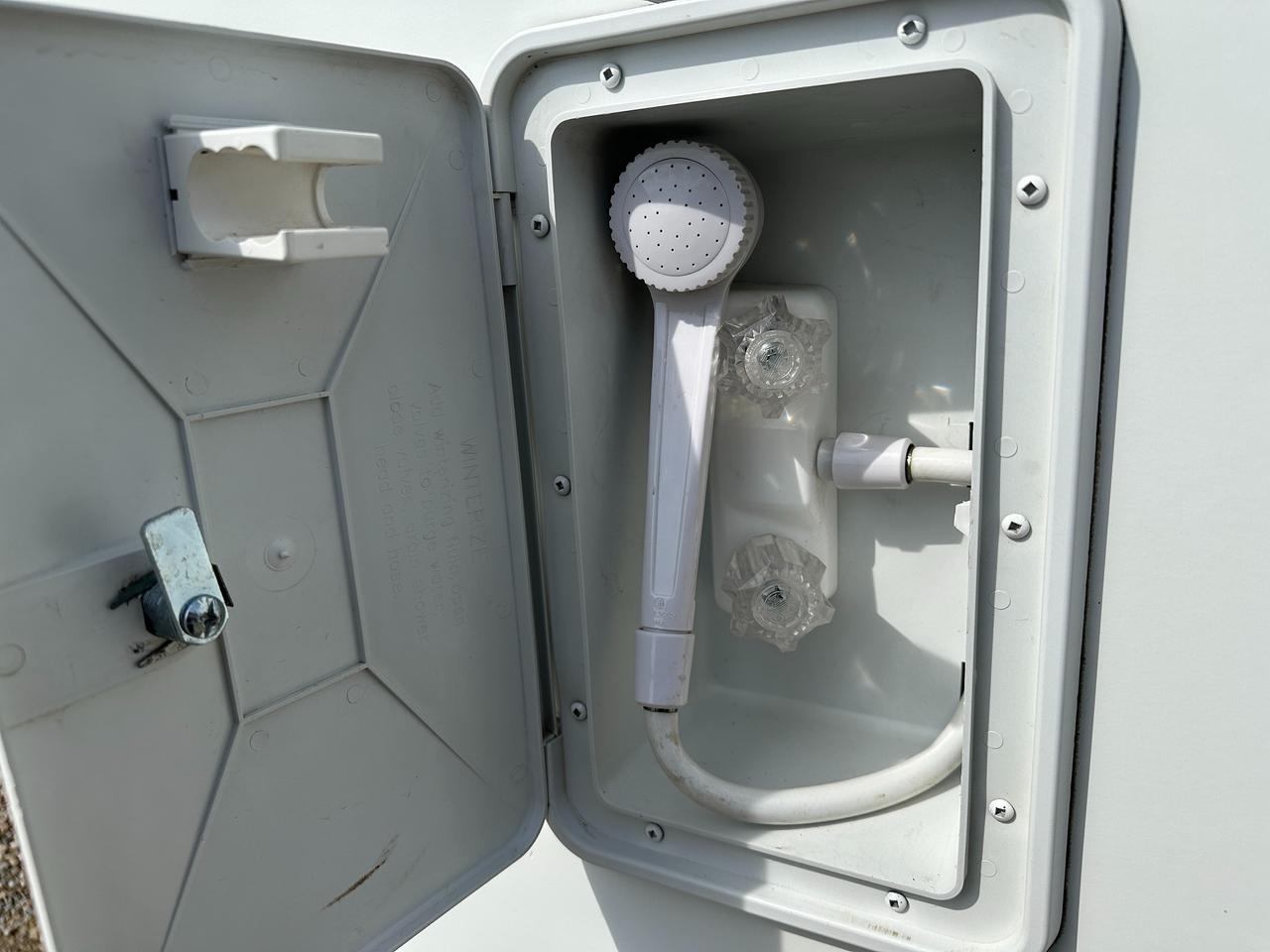 2007 Okanagan 80W TRUCK CAMPER 