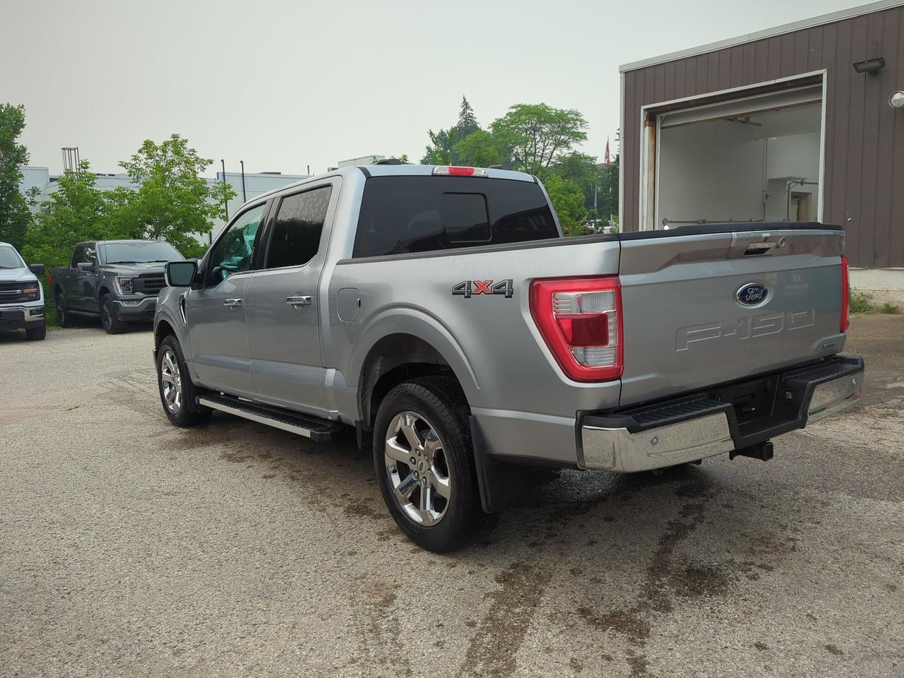 2022 Ford F-150 Lariat 4WD SuperCrew 5.5' Box Photo3