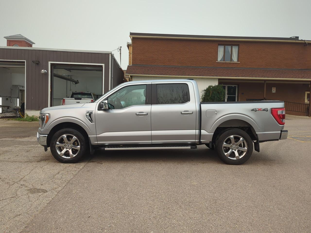 2022 Ford F-150 Lariat 4WD SuperCrew 5.5' Box Photo2