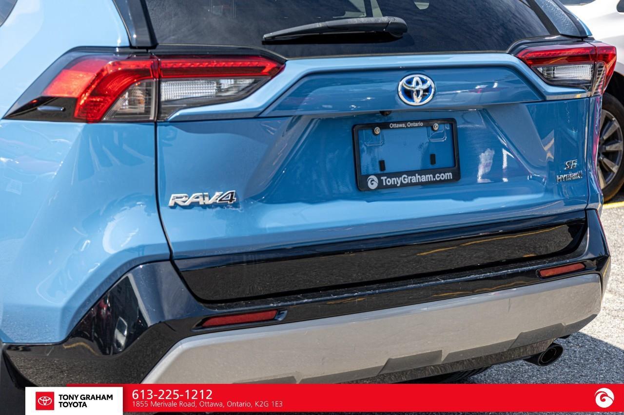 2022 Toyota RAV4 Hybrid SE Photo