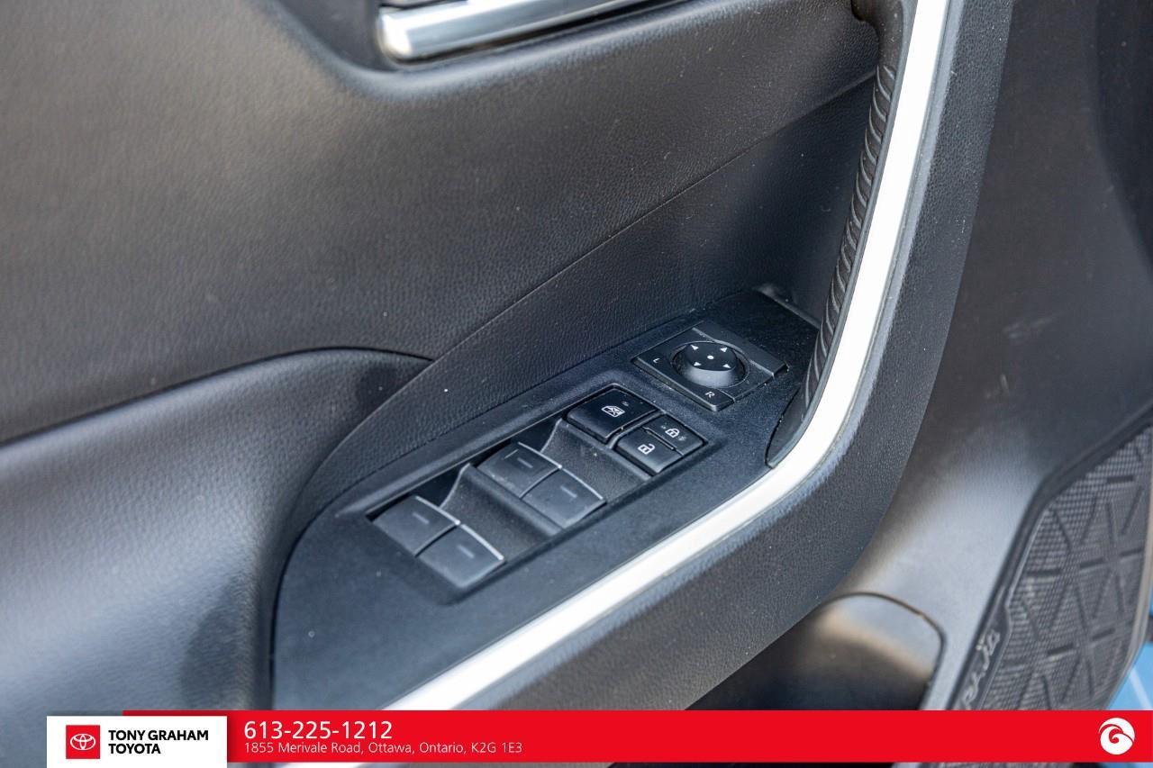 2022 Toyota RAV4 Hybrid SE Photo