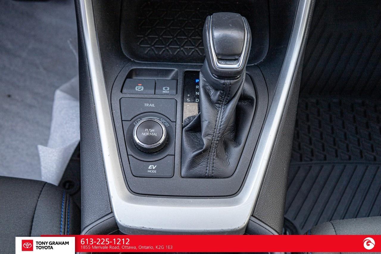 2022 Toyota RAV4 Hybrid SE Photo