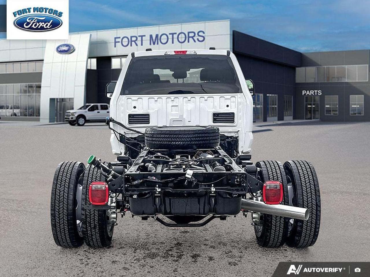 2026 Ford SUPER DUTY F-550 DRW XLT Photo4
