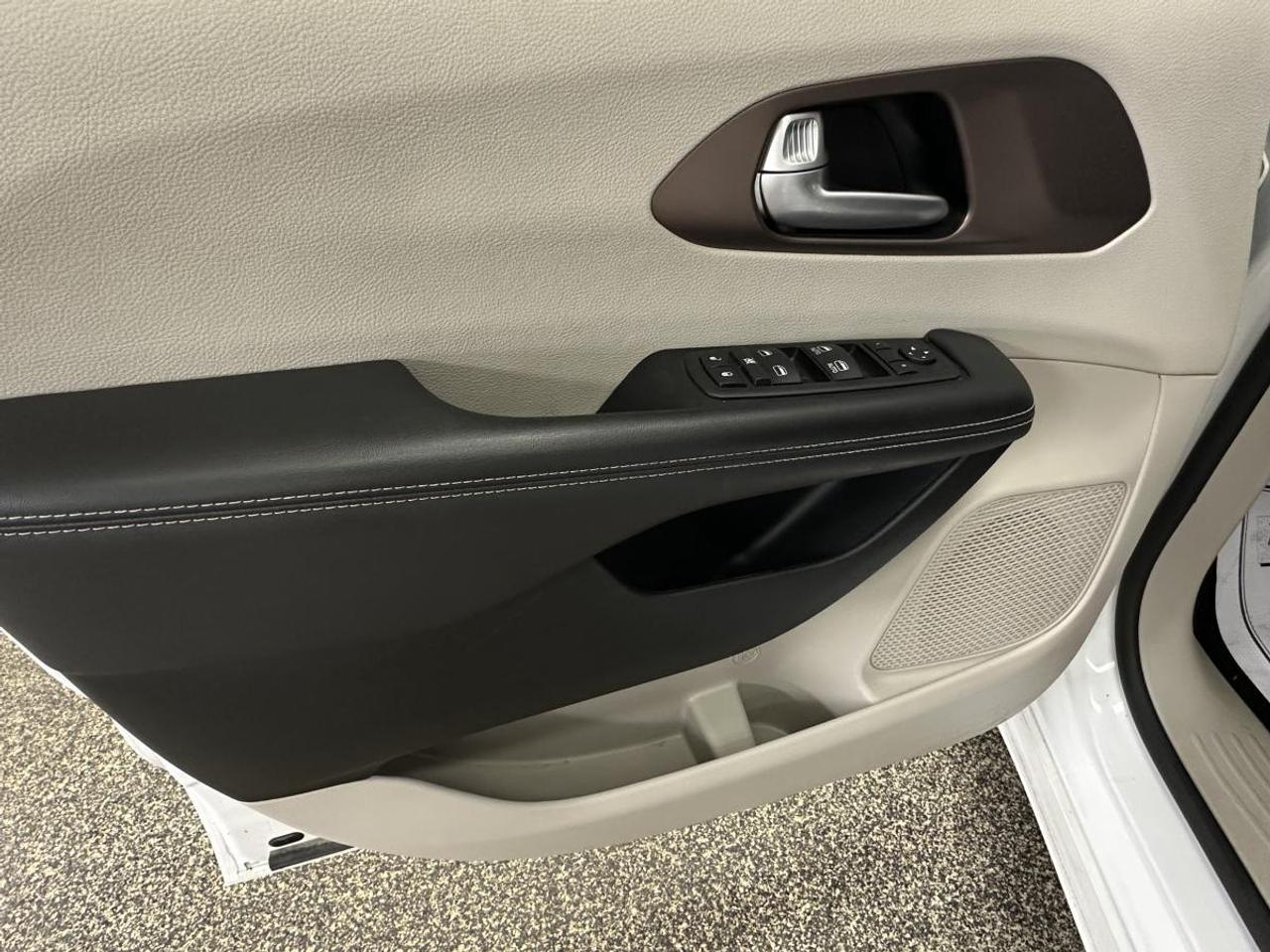 2024 Dodge Grand Caravan SXT - POWER DOORS/QUADS/DUAL AC/NAVI/1 OWNER LEASE RETURN! Photo