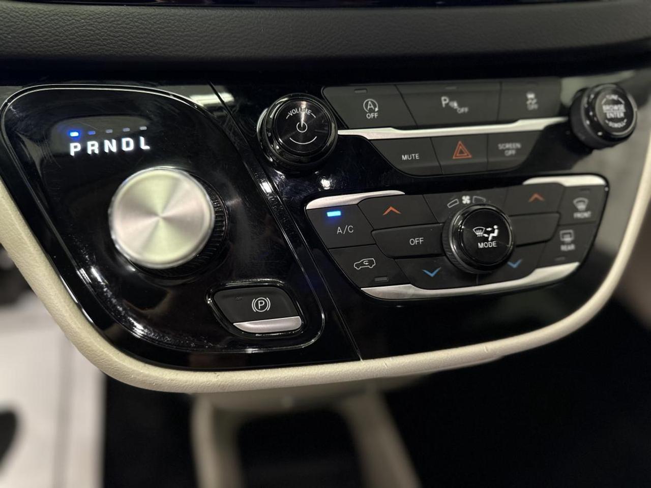 2024 Dodge Grand Caravan SXT - POWER DOORS/QUADS/DUAL AC/NAVI/1 OWNER LEASE RETURN! Photo