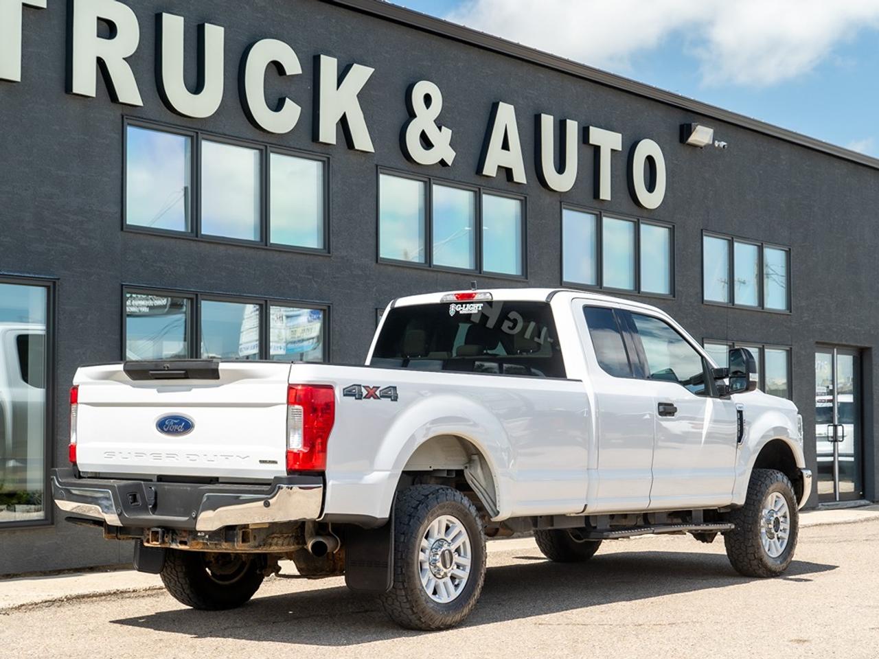 2019 Ford SUPER DUTY F-350 SRW XLT 4WD SuperCab 8' Box Photo5