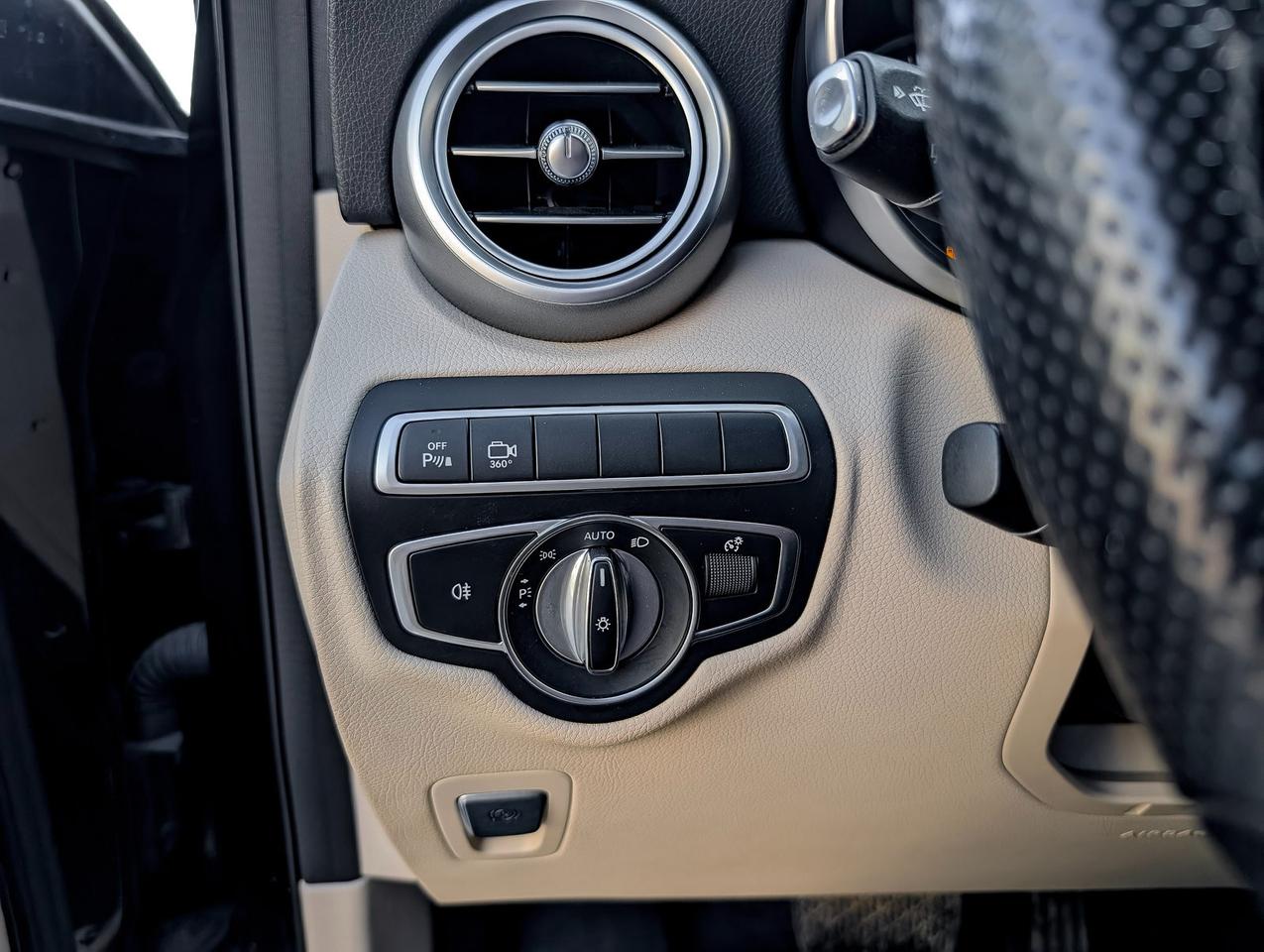 2019 Mercedes GLC 300 Photo