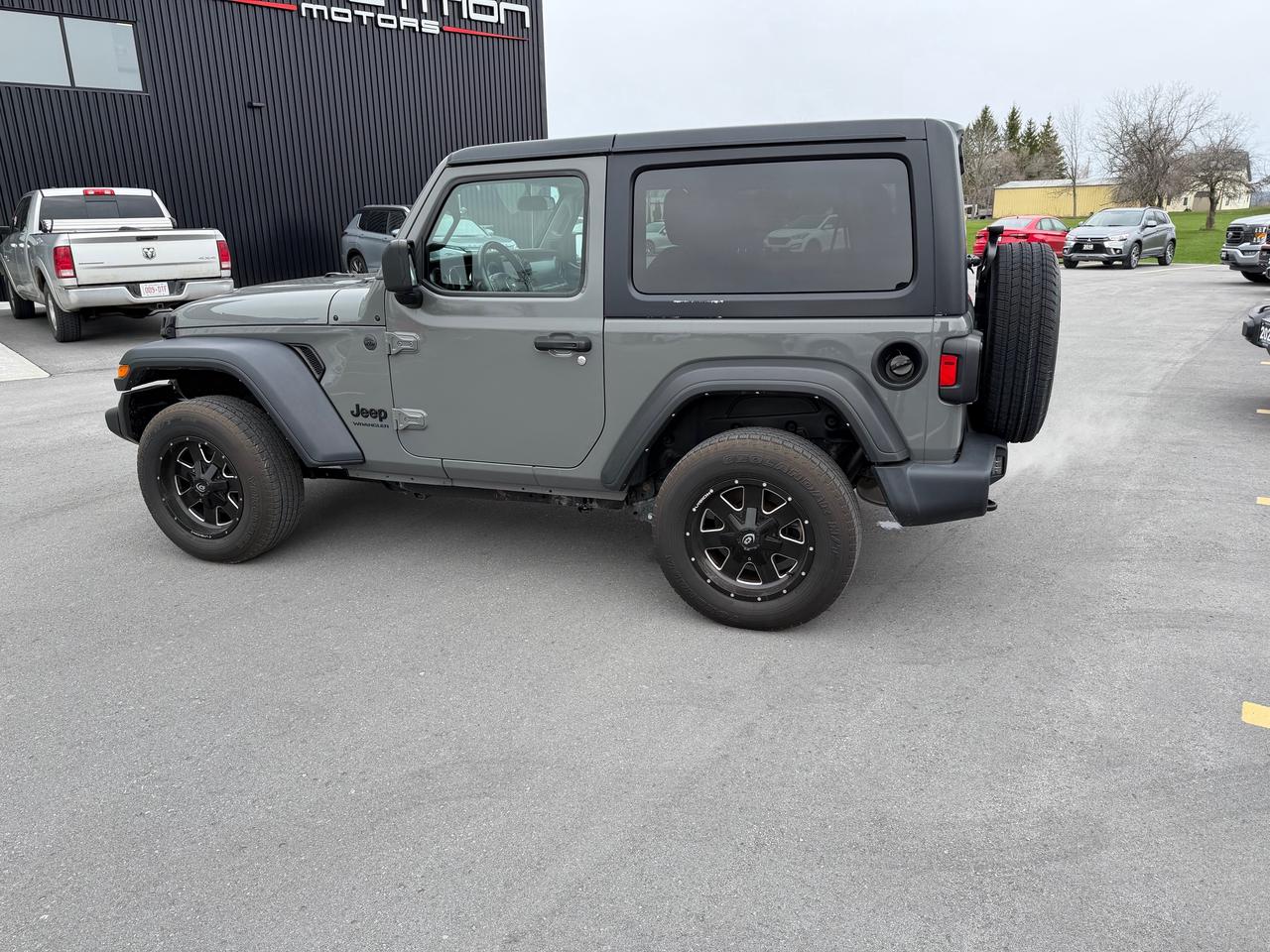 2022 Jeep Wrangler SPORT Photo5