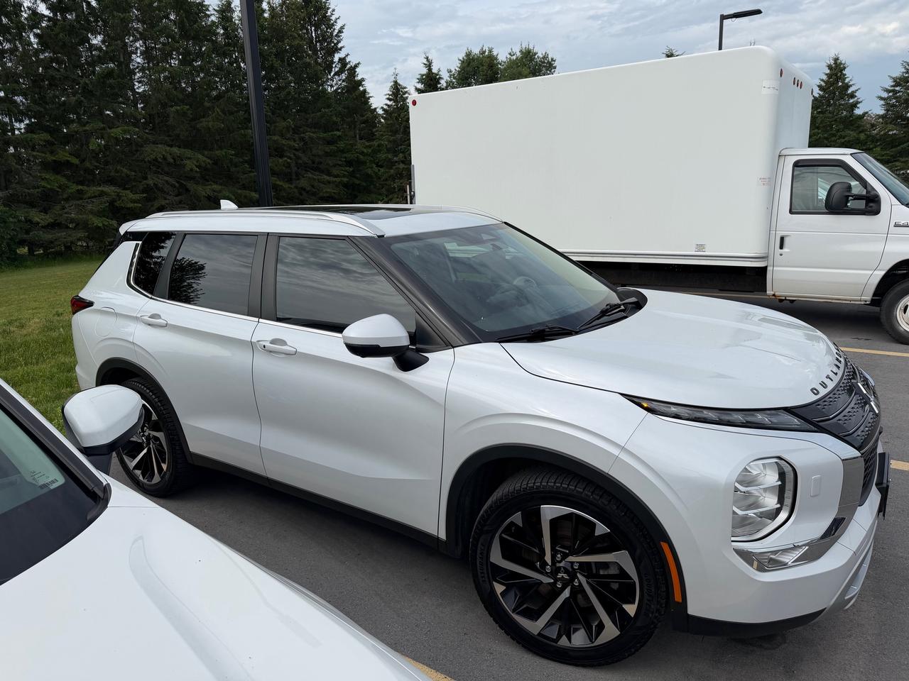 2022 Mitsubishi Outlander LE Photo4