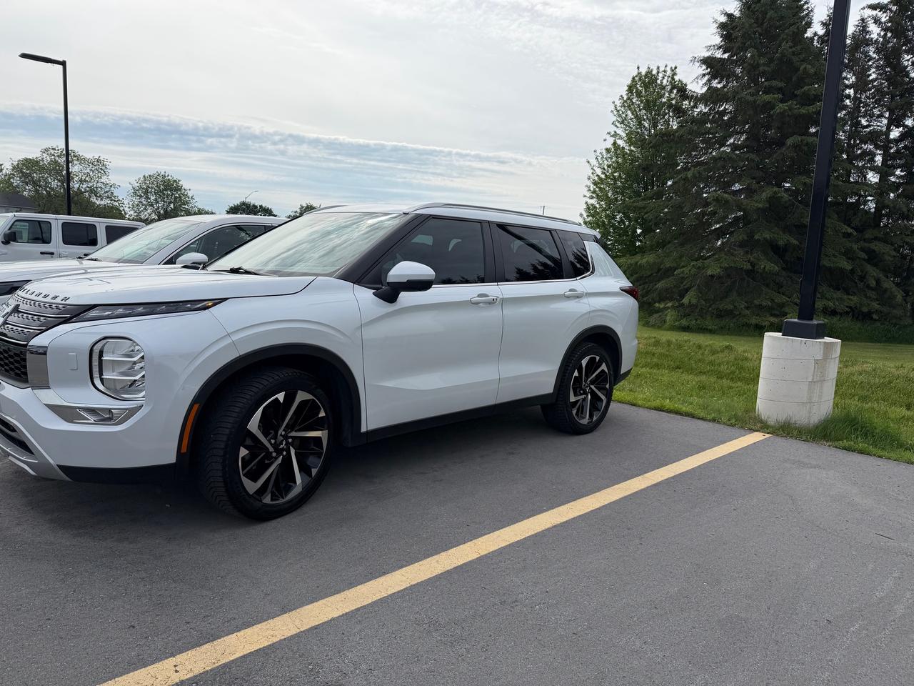 2022 Mitsubishi Outlander LE Photo0
