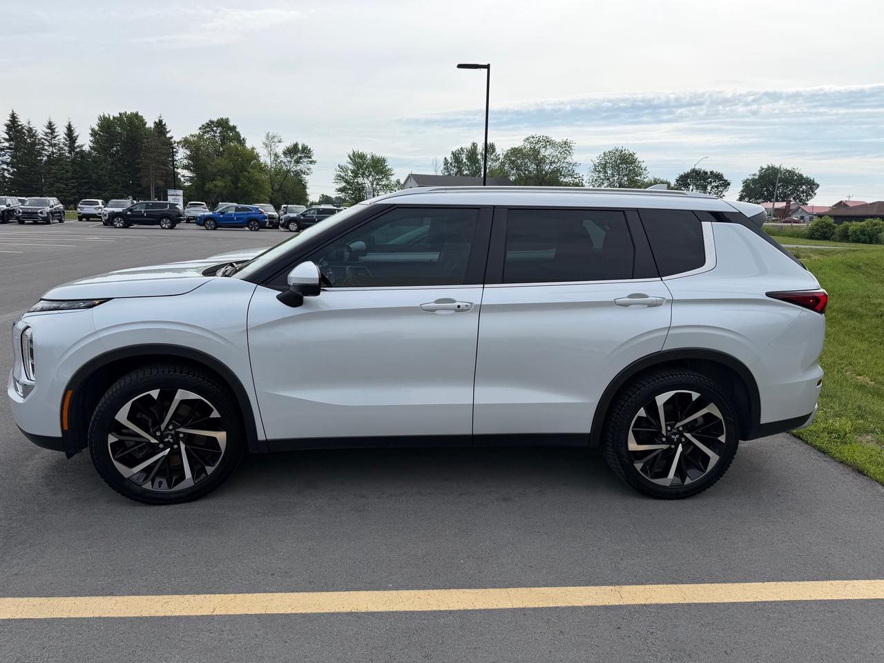 2022 Mitsubishi Outlander LE Photo
