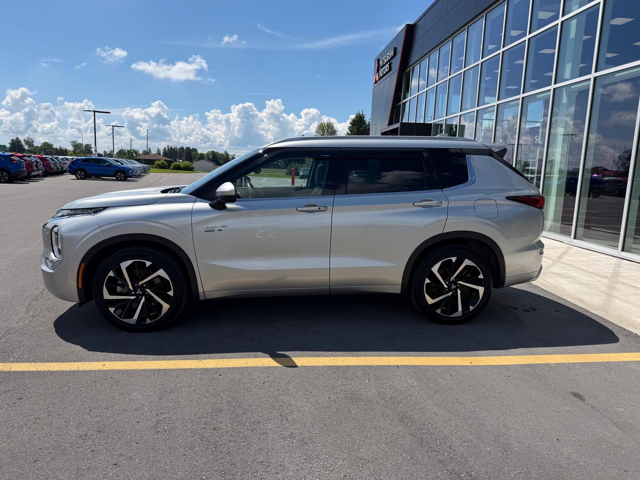 2023 Mitsubishi Outlander Plug-In Hybrid GT Photo