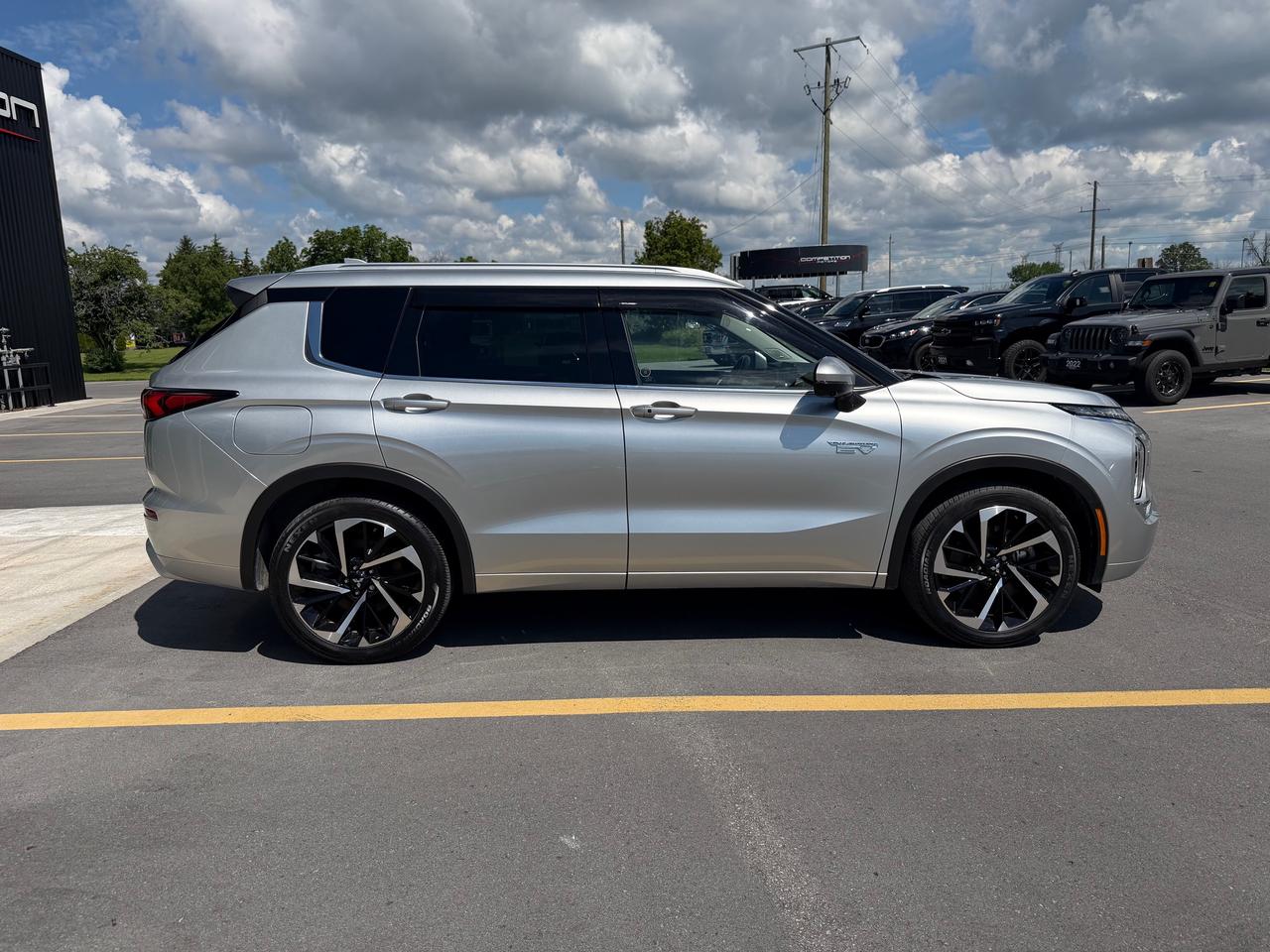 2023 Mitsubishi Outlander Plug-In Hybrid GT Photo