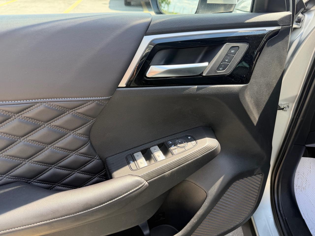 2023 Mitsubishi Outlander Plug-In Hybrid GT Photo