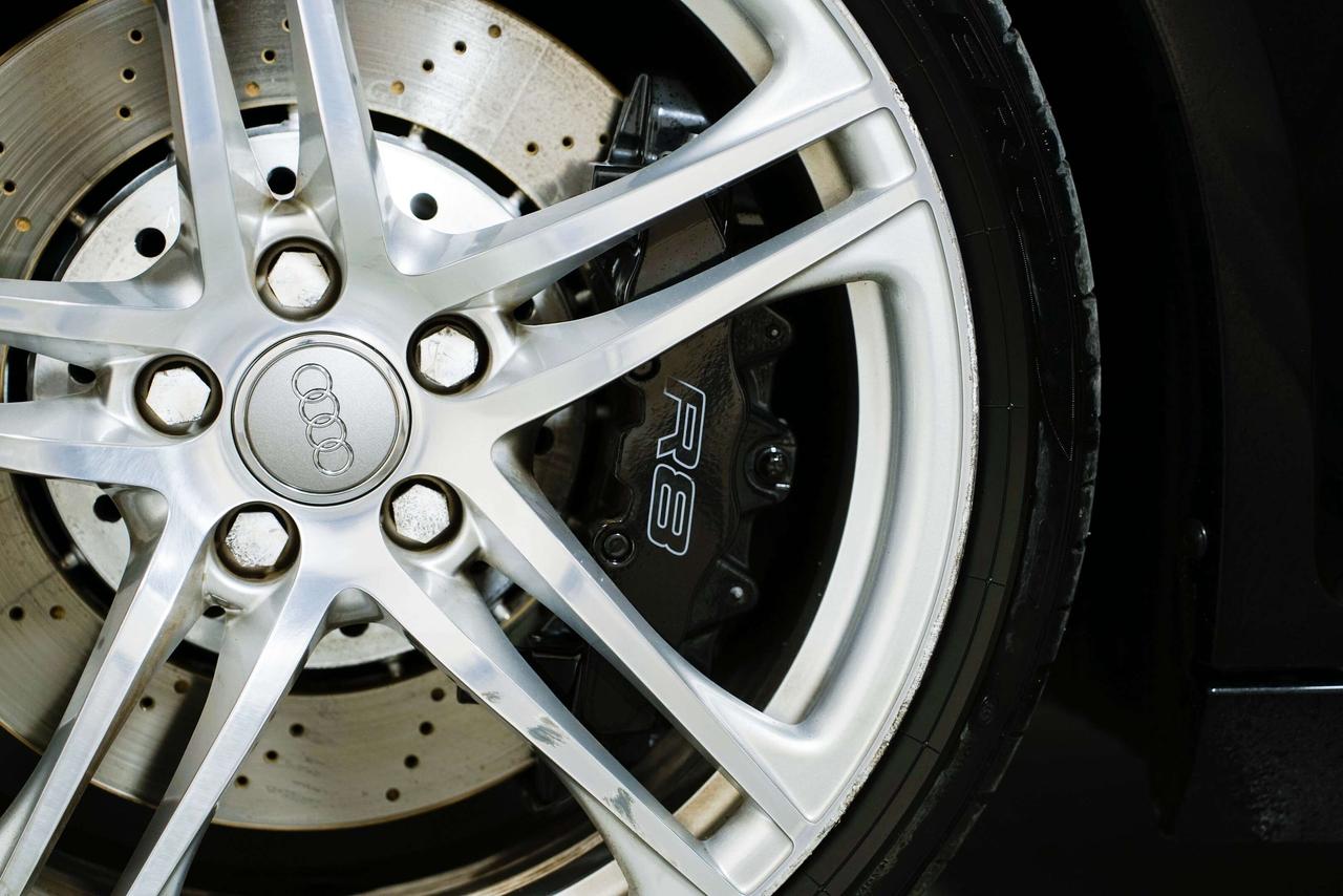 2012 Audi R8 4.2L V8 | SPYDER | CARBON FIBER | 19 IN WHEELS Photo