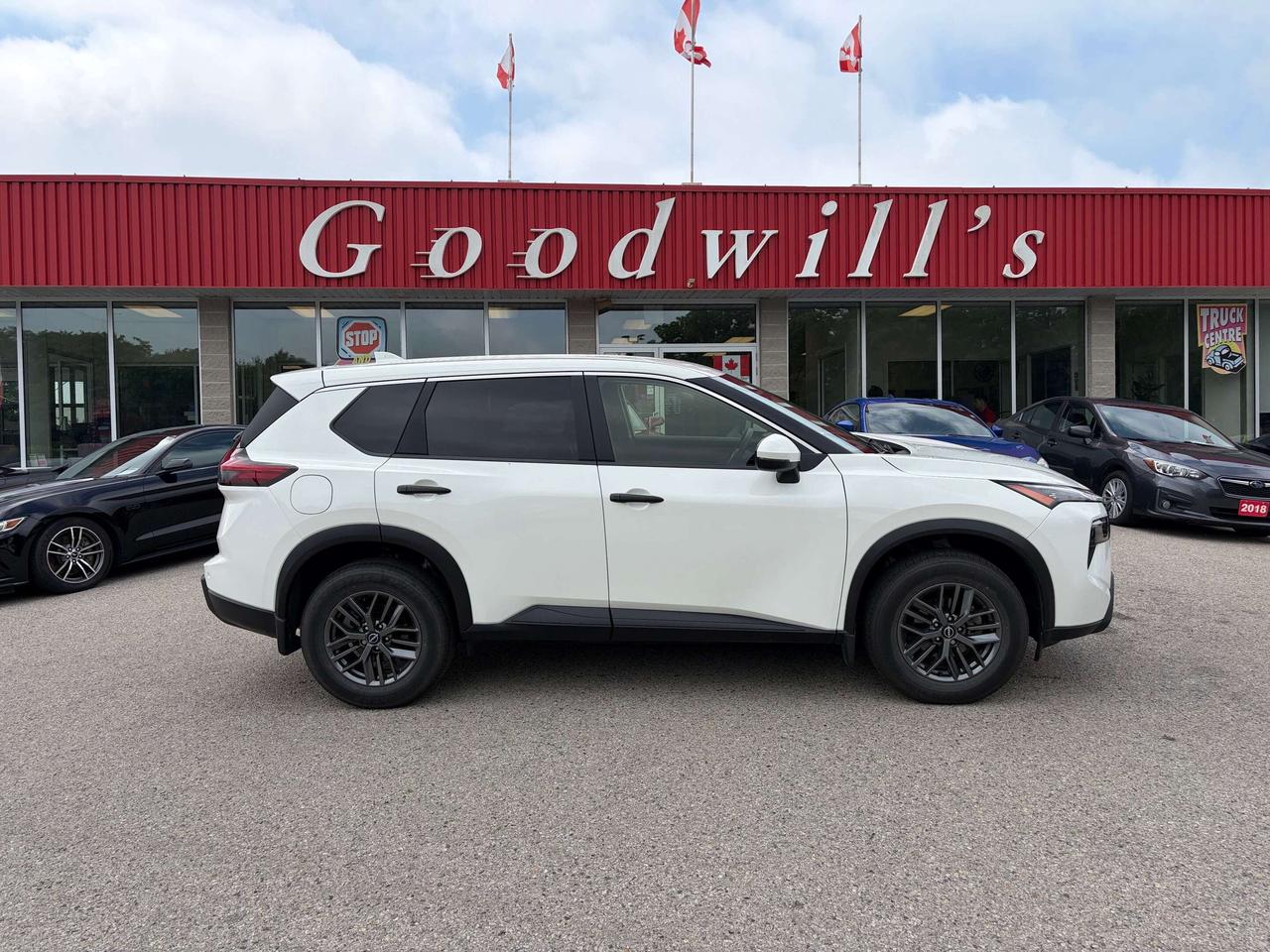 2024 Nissan Rogue S, CLEAN CARFAX, REMOTE START, BACK UP CAMERA! Photo