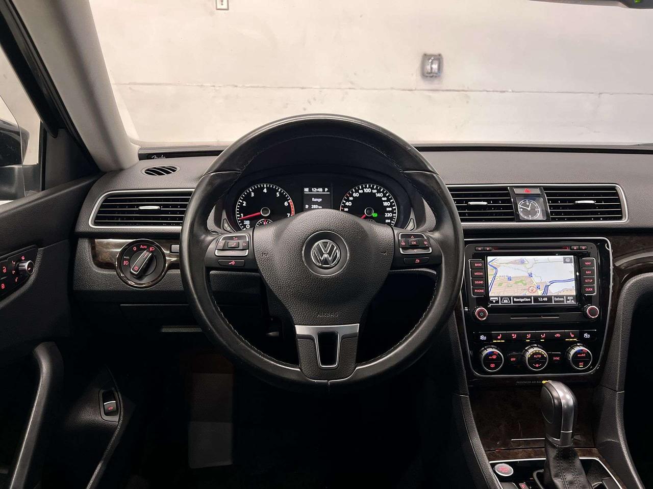 2015 Volkswagen Passat HIGHLINE | LOW KMS! | HTD LEATHER | SUNROOF | NAV Photo