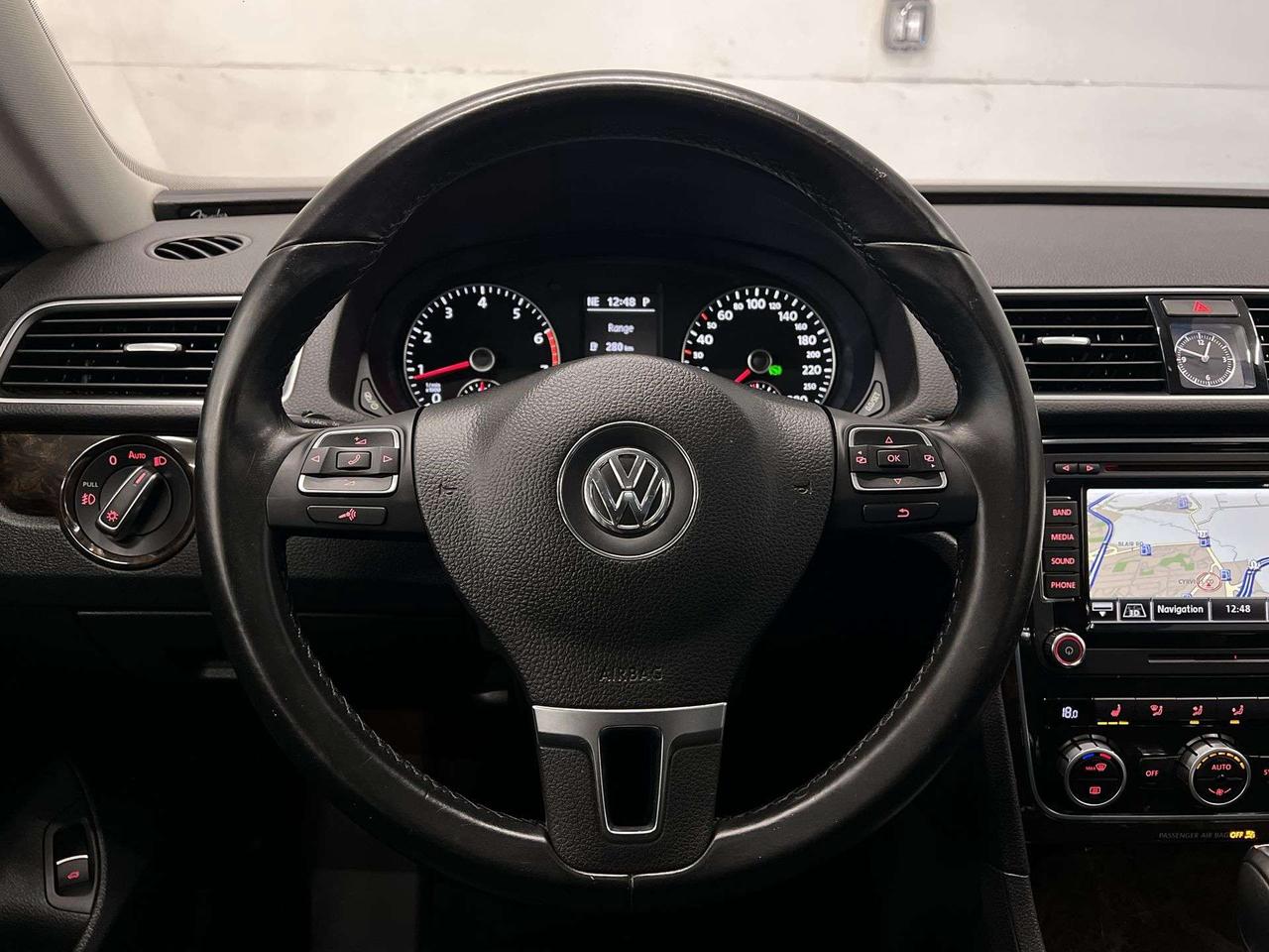 2015 Volkswagen Passat HIGHLINE | LOW KMS! | HTD LEATHER | SUNROOF | NAV Photo