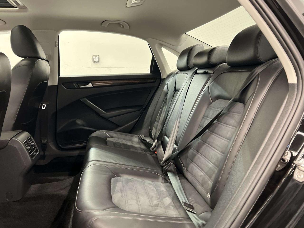 2015 Volkswagen Passat HIGHLINE | LOW KMS! | HTD LEATHER | SUNROOF | NAV Photo