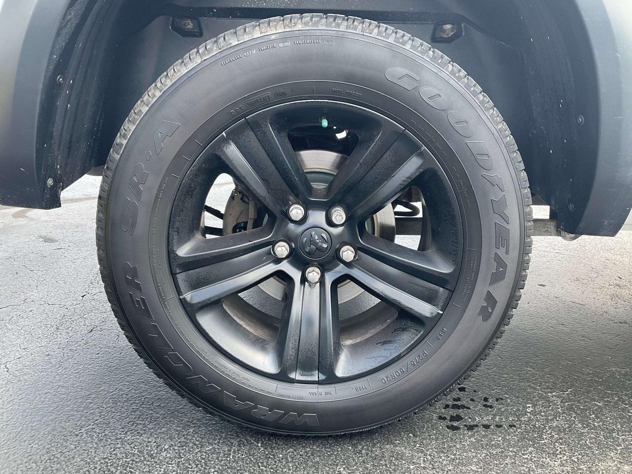 2022 RAM 1500 Classic WARLOCK Photo4