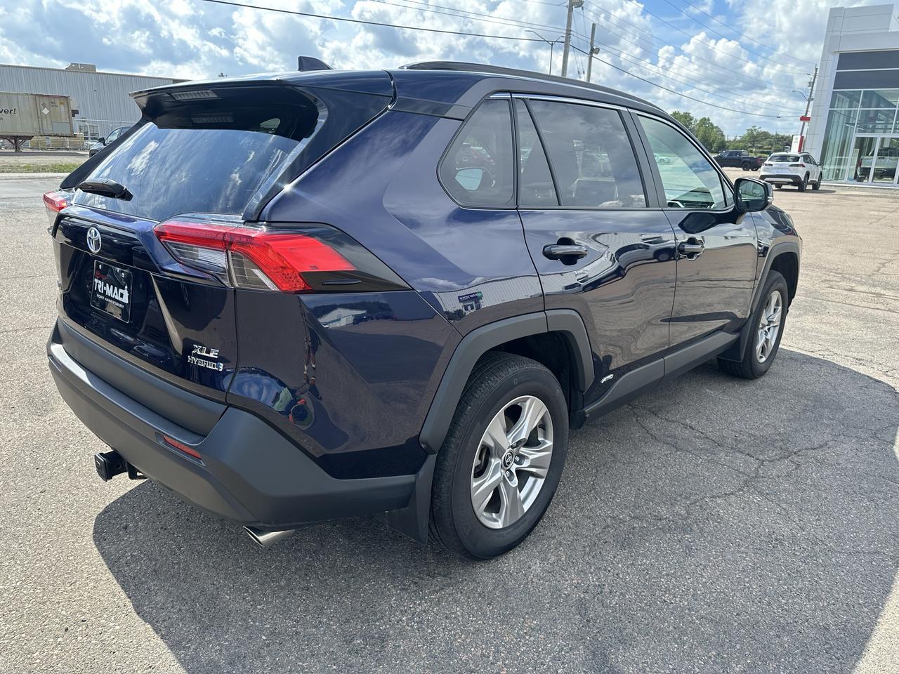 2024 Toyota RAV4 Hybrid XLE Photo4