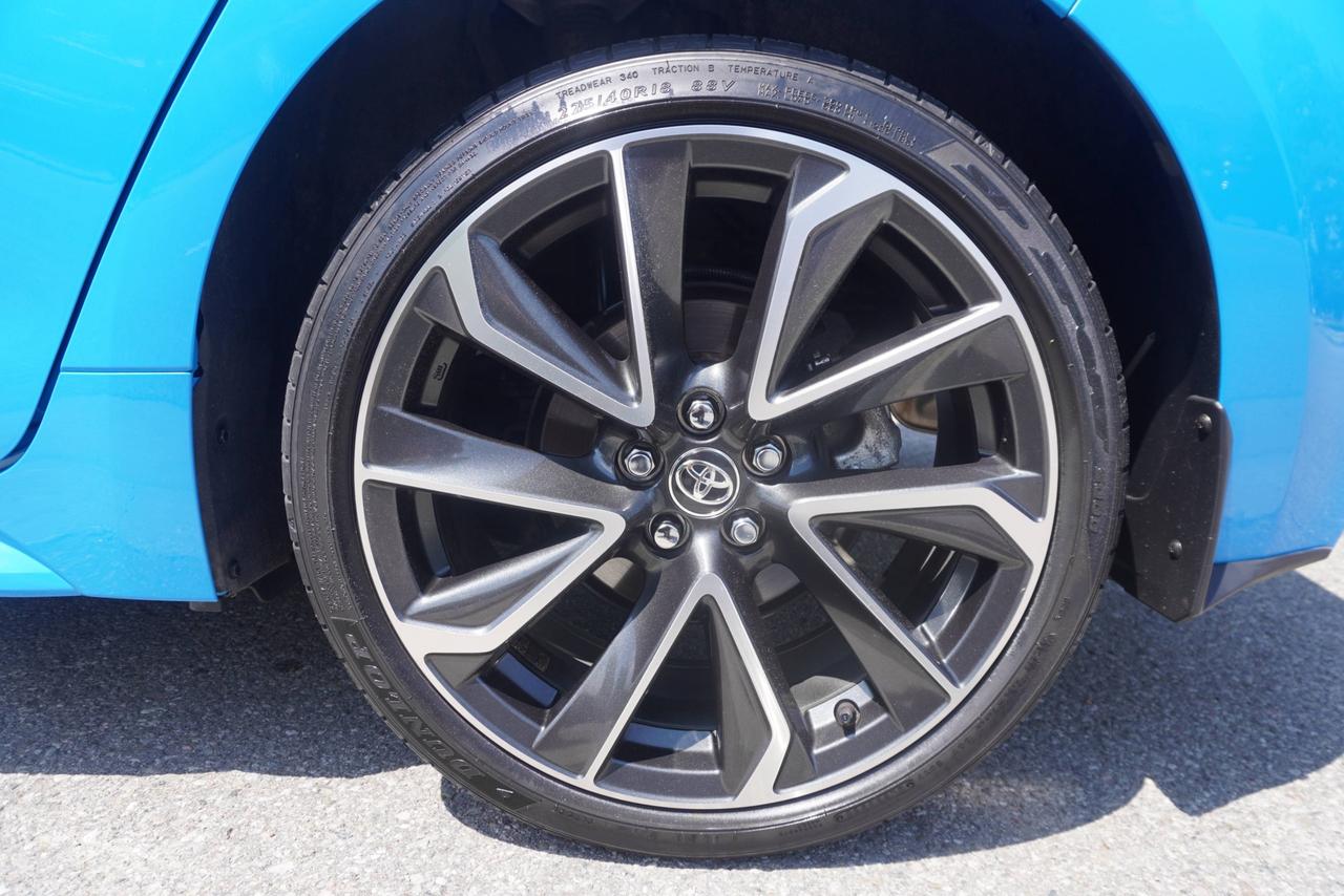 2020 Toyota Corolla Hatchback SE / SPORTY / OWNER OWNER / 6SPD MANUAL / ACCIDENT FREE / RELIABLE! Photo