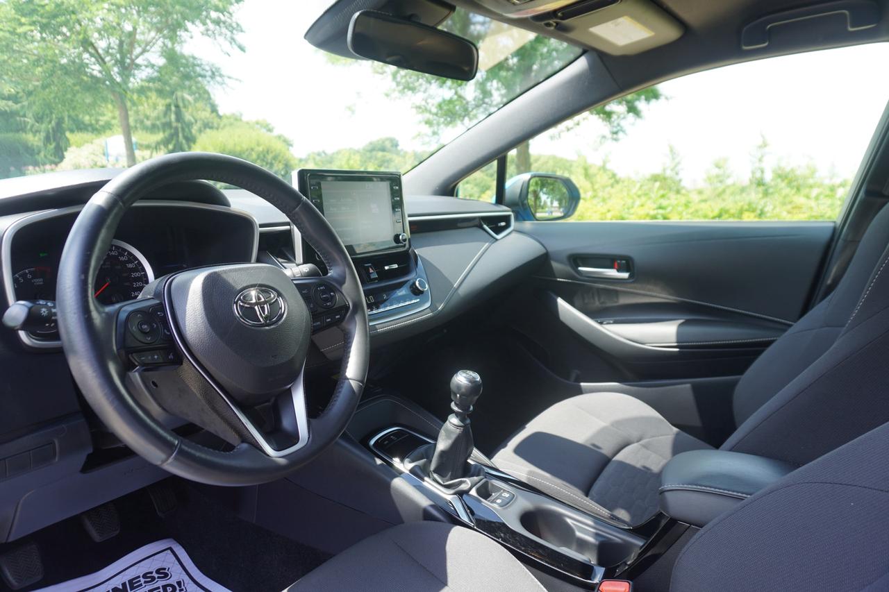 2020 Toyota Corolla Hatchback SE / SPORTY / OWNER OWNER / 6SPD MANUAL / ACCIDENT FREE / RELIABLE! Photo