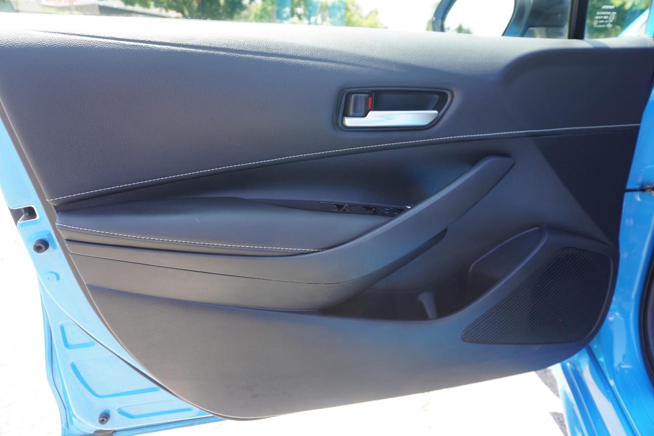 2020 Toyota Corolla Hatchback SE / SPORTY / OWNER OWNER / 6SPD MANUAL / ACCIDENT FREE / RELIABLE! Photo