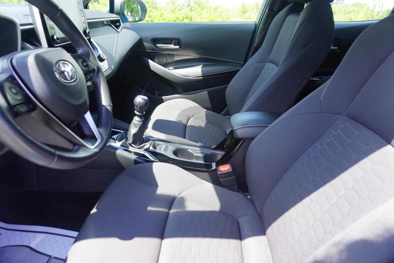 2020 Toyota Corolla Hatchback SE / SPORTY / OWNER OWNER / 6SPD MANUAL / ACCIDENT FREE / RELIABLE! Photo