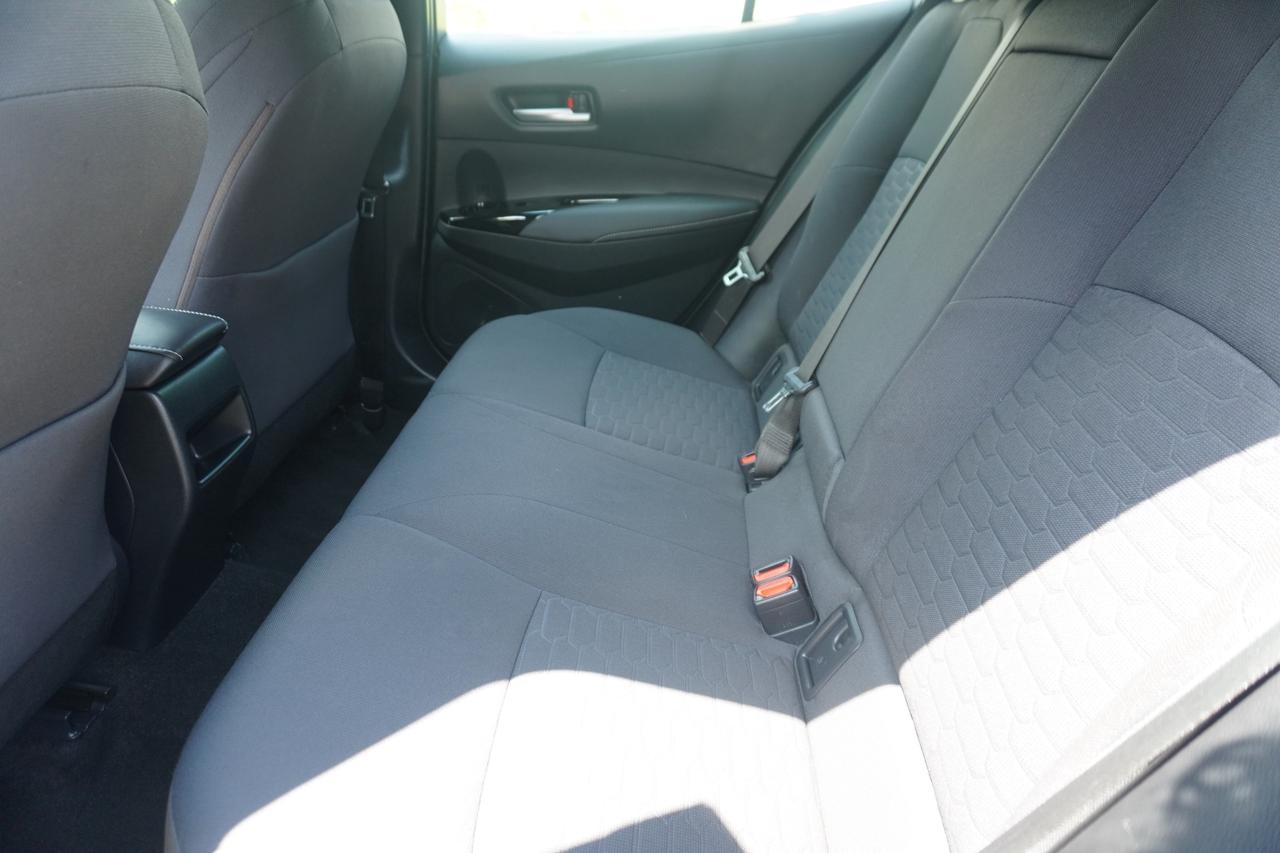 2020 Toyota Corolla Hatchback SE / SPORTY / OWNER OWNER / 6SPD MANUAL / ACCIDENT FREE / RELIABLE! Photo