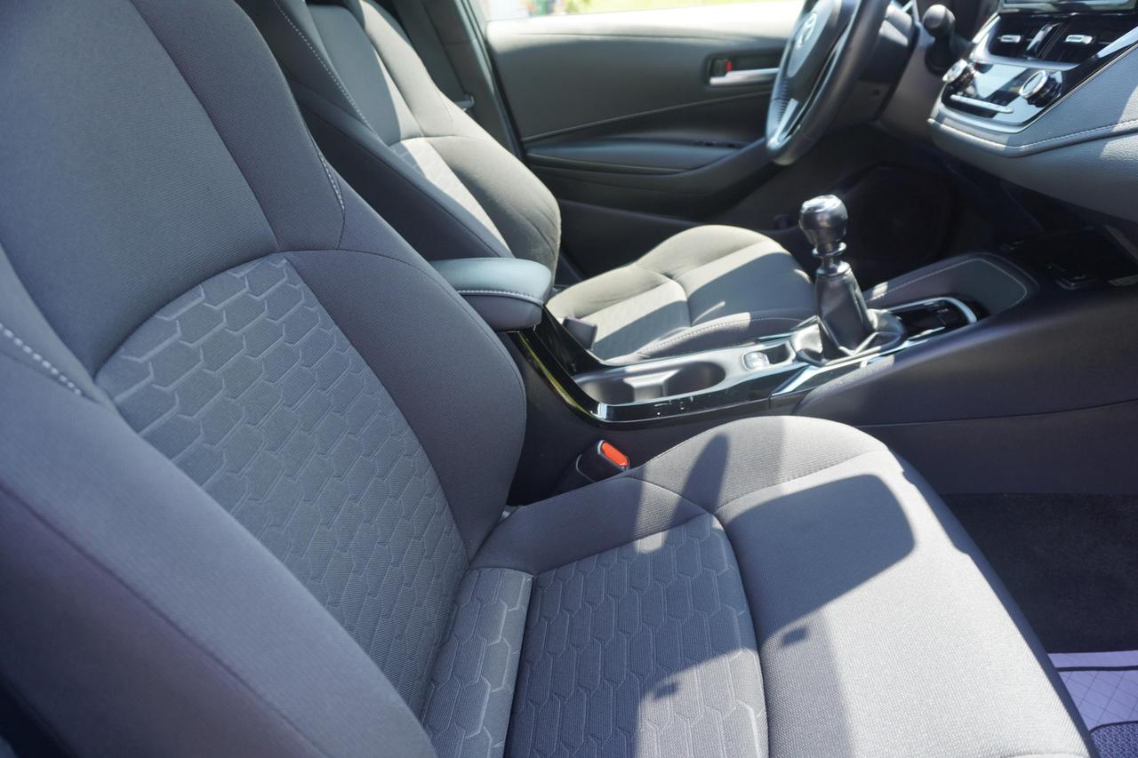 2020 Toyota Corolla Hatchback SE / SPORTY / OWNER OWNER / 6SPD MANUAL / ACCIDENT FREE / RELIABLE! Photo